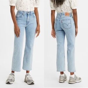 Levi’s High Waisted Crop Flare in Light Wash. size 25